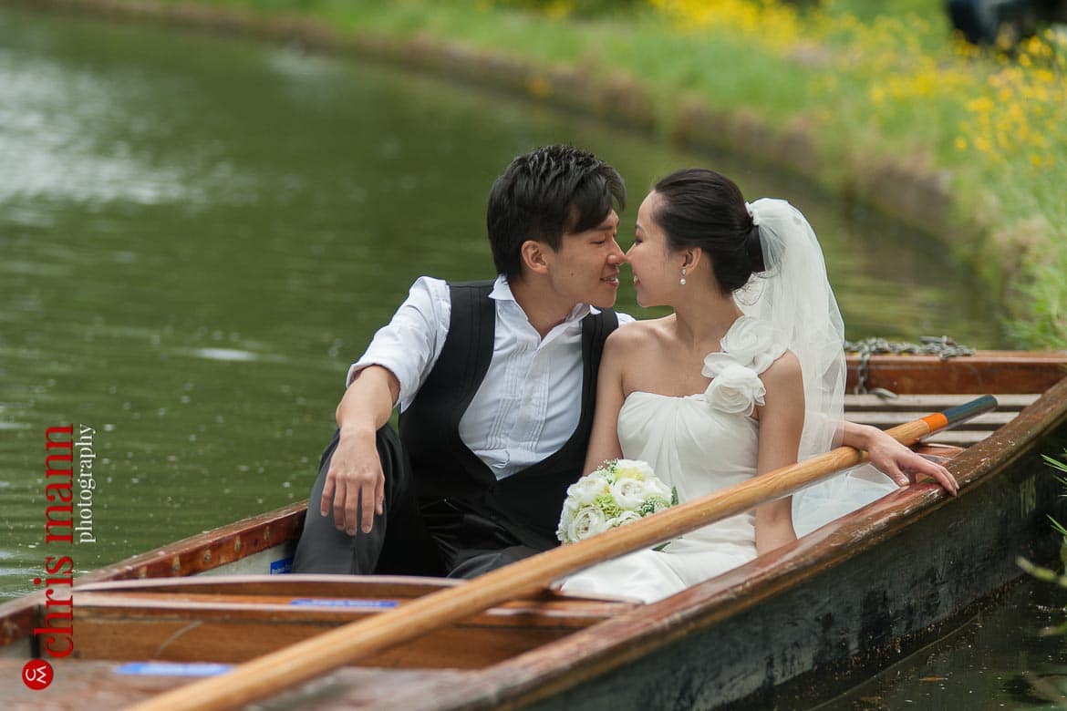 Cambridge pre-wedding shoot punting on the river