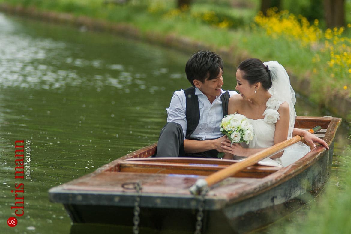 Cambridge engagement photo shoot punting on the river