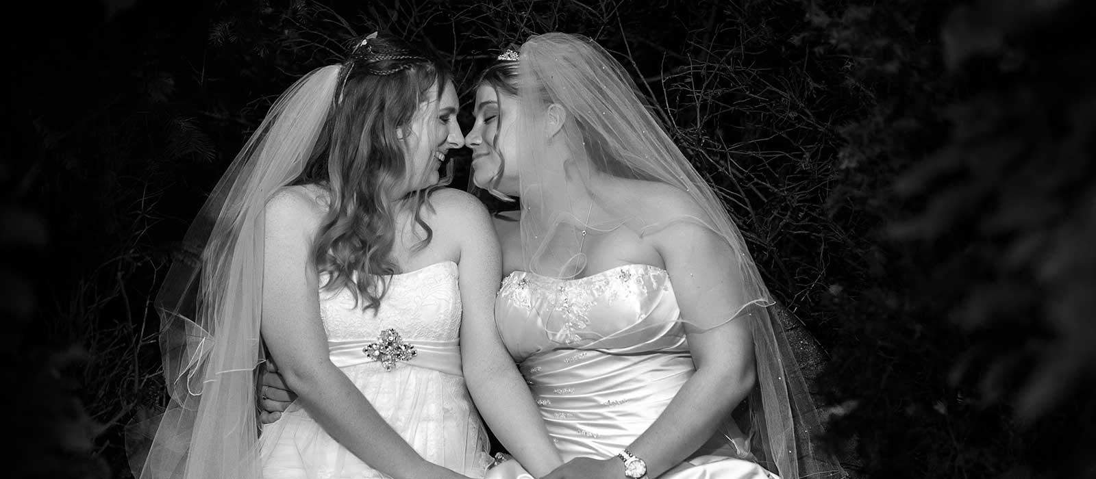 You are currently viewing Langshott Manor wedding: Kate & Izzy (part 1)