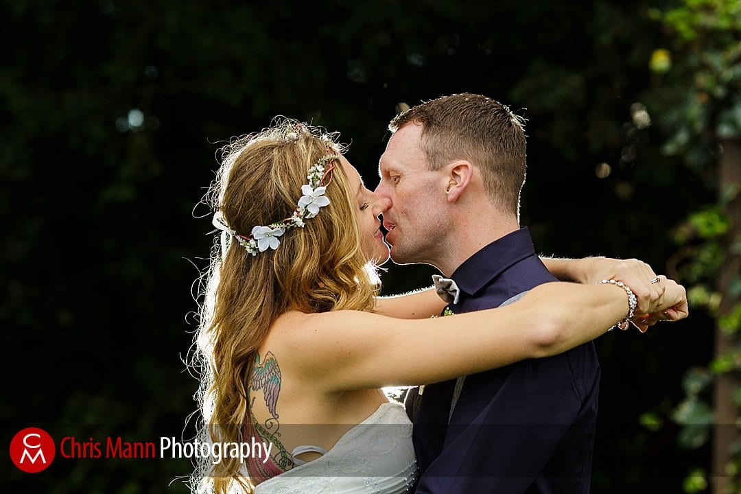 couple kiss in gardens 
